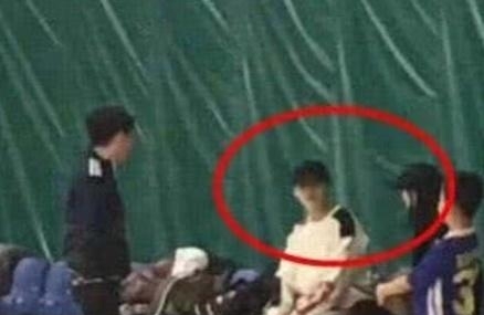 关晓彤帮鹿晗系鞋带,是不是爱的太卑微?网民: