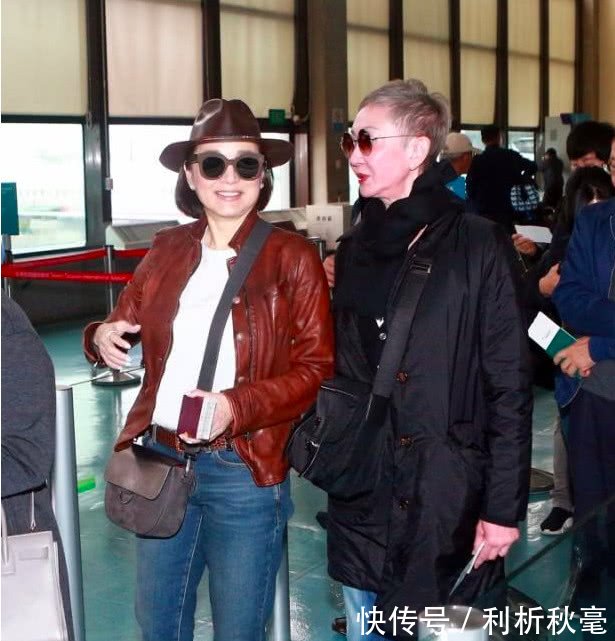 64岁林青霞与67岁施南生同框比美,玉镯太抢镜