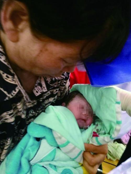 孕妇雨中街头生子 热心路人雨中撑伞 设置隔离区助产