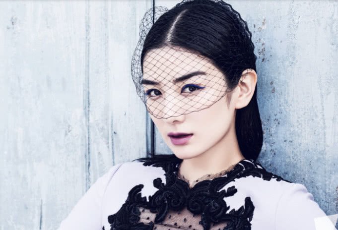 曾是娱乐圈当红小花,却突遇渣男被彻底搞臭,今