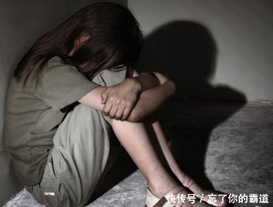 女子遭两名男子暴力胁迫发生关系，无奈“赤身”跳下4楼