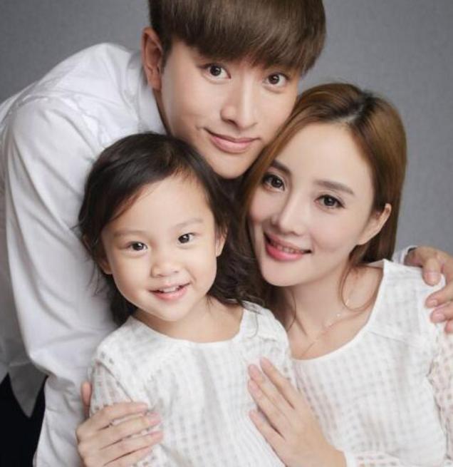 迪丽热巴李小璐跨年带货雨衣!扭臀尬舞,唱Ra