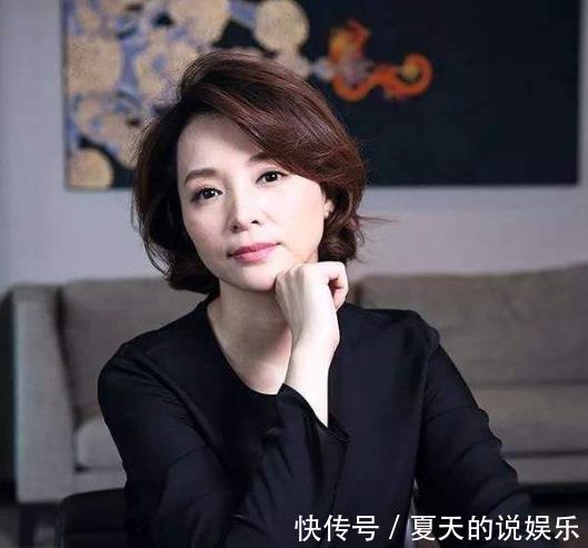 参观董卿在美国的豪宅 整栋房子有十个浴室 室外环境就像一个花园景�