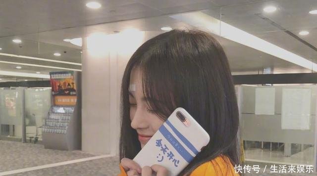 鞠婧祎在国外街头狂奔!V领太低被粉丝指责,喊