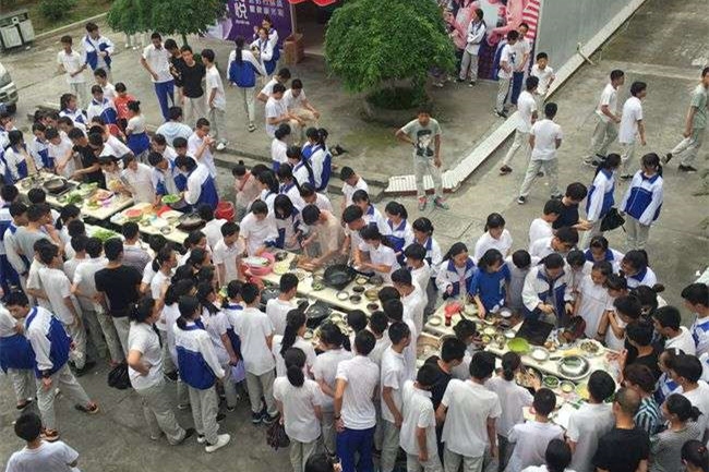 昆阳四中举行第八届食神大赛