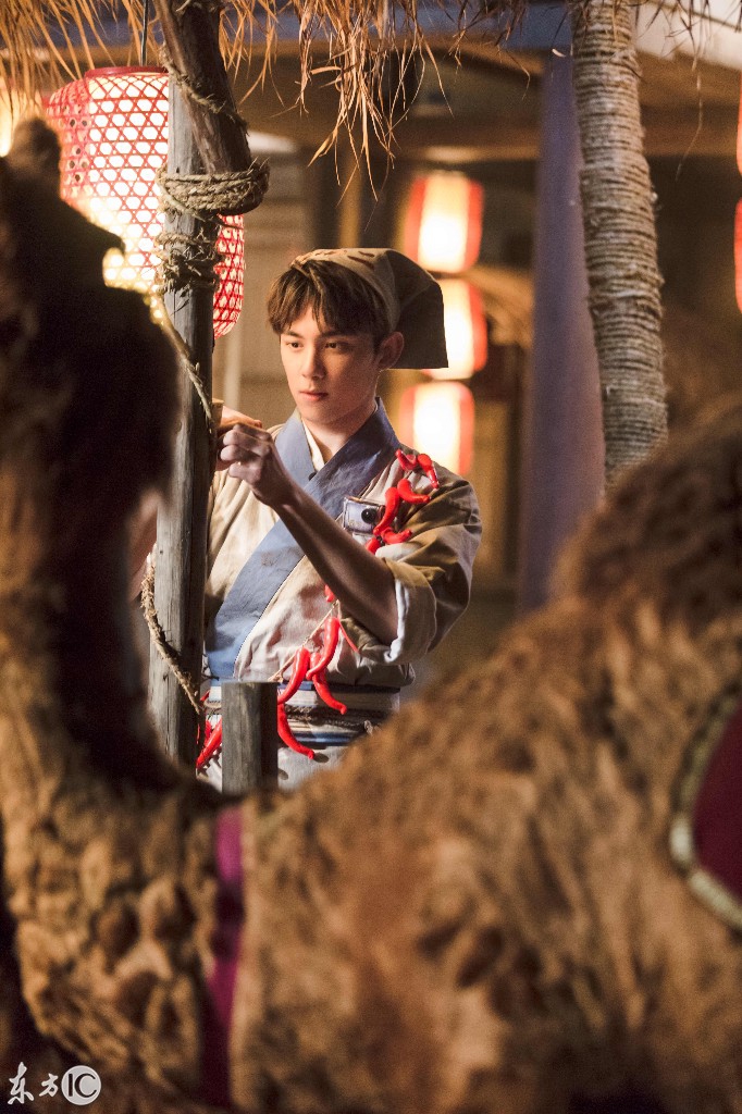 《我是大侦探》剧照 吴磊造型独特玩穿越