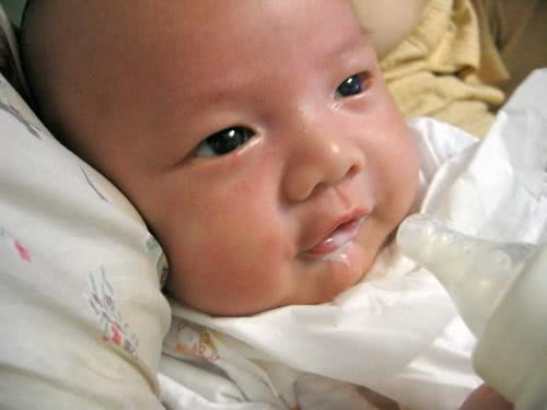 宝宝吃奶以后出现吐奶!到底是什么原因呢?记住