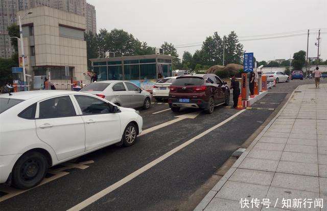 二建考完,最忙的竟然是学校保安大叔,收钱收到