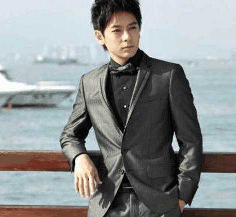 明星被发现时:吴奇隆在摆地摊,林志颖在逛街,而