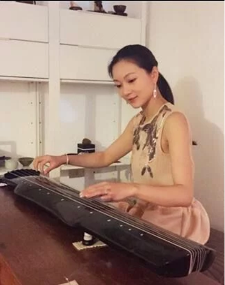 为了巩俐抛弃发妻，19岁少女为他未婚先孕，揭秘大导演张艺谋的风流情史