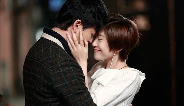 一个喜欢上你的男人表现