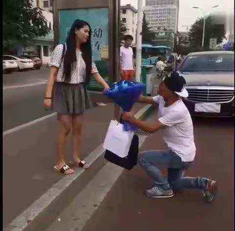 富二代开奔驰求婚!女子:“我男朋友骑电动车来接我了”!