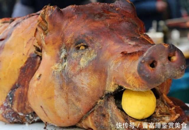 西餐里面的烤乳猪,为何嘴巴里总会塞上一个苹