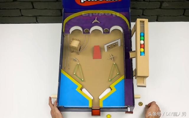 利用废弃材料制作三维弹球游戏机,重温曾经火