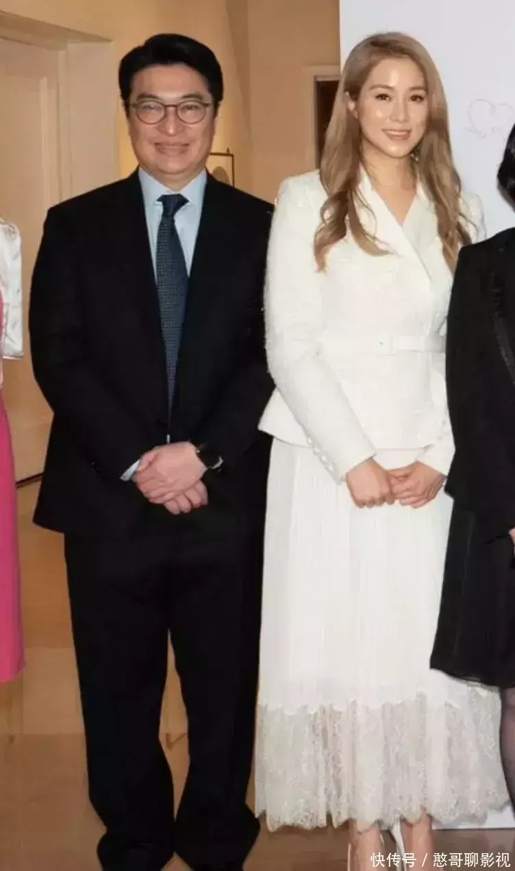 徐子淇 徐子淇李家诚参加慈善活动，黑白配好登对，甄子丹女儿为晚宴献唱- 360娱乐