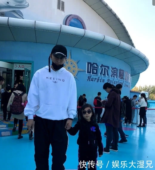 贾乃亮带甜馨VS李小璐带甜馨,是女汉子和小