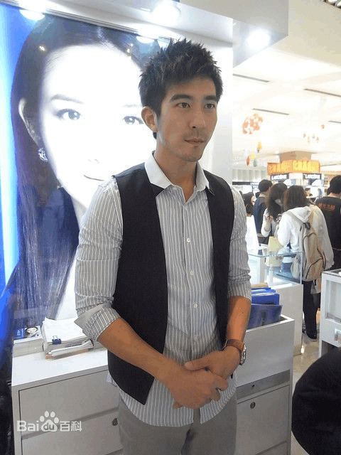 修杰楷爆料咘咘爱像个小大人教育Bo妞，而她用咬对姐姐表达爱意！