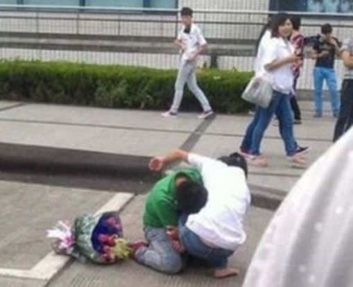 农村小伙为了爱情,当街求婚被拒,竟然抱住女孩大腿跪地痛哭