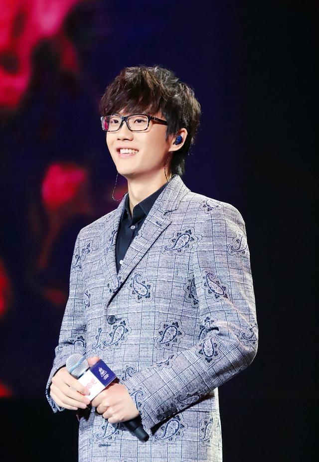 周杰伦出单曲被大赞,许嵩获最佳歌手奖却被怼