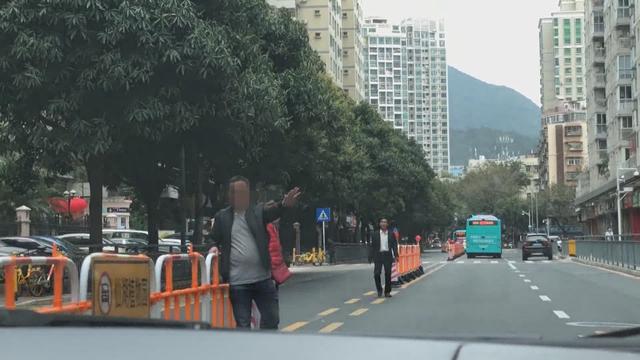 深圳仙湖春节限行车位紧张 拉客仔收费带位自