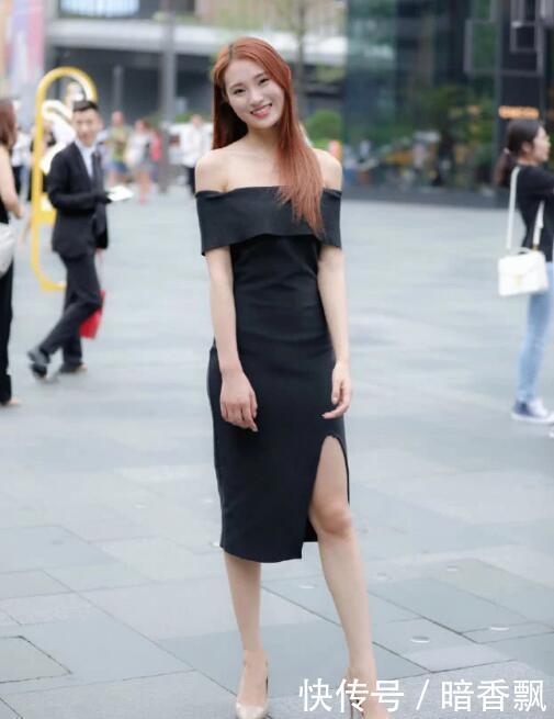 美女街拍:小姐姐穿一字肩连衣裙上班,笑容甜美惹人喜爱 hg7788皇冠