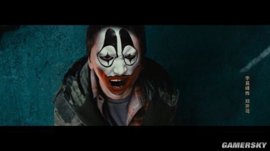 《第五人格》中的小丑 《动物世界》中的小丑,对应的自然是《第五人格》人气监管者小丑裘克,他也是游戏里人格分裂最为明显的角色,这个诡异的双子座,时而静默,时而癫狂,看上去挂满了微笑的面具,实际上暗藏的则是另一重悲惨、痛苦的人生回忆。而在《动物世界》里,主角郑开司也是如此,他被迫上了一艘名为命运号的渡轮,不得不在人性的残酷猎杀中,扮演小丑寻求生机。 线下观影解锁李易峰多重人格