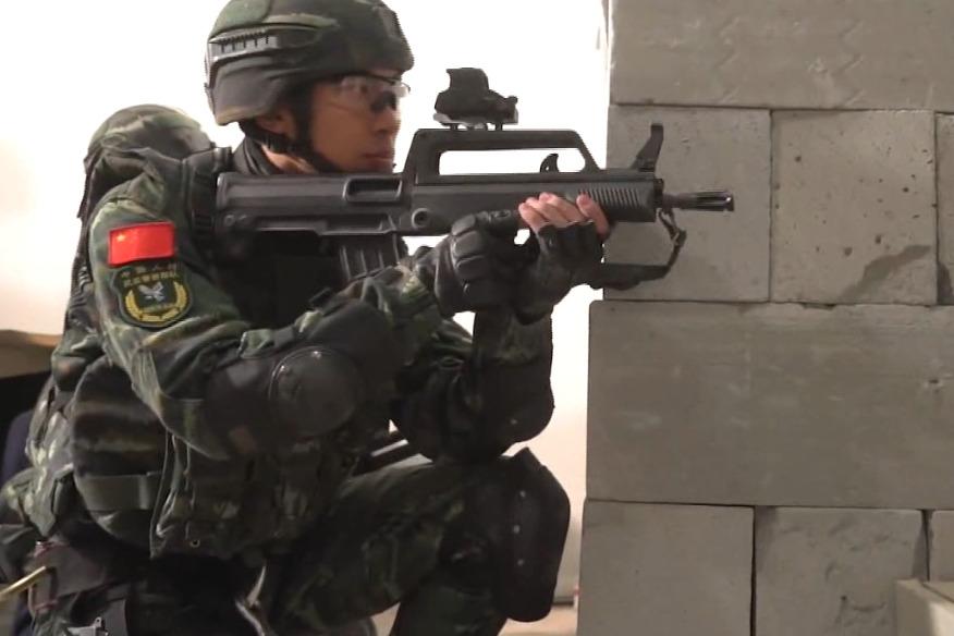 视频:中国武警反恐利剑 猎鹰突击队训练各种突击战术 战斗力爆表!