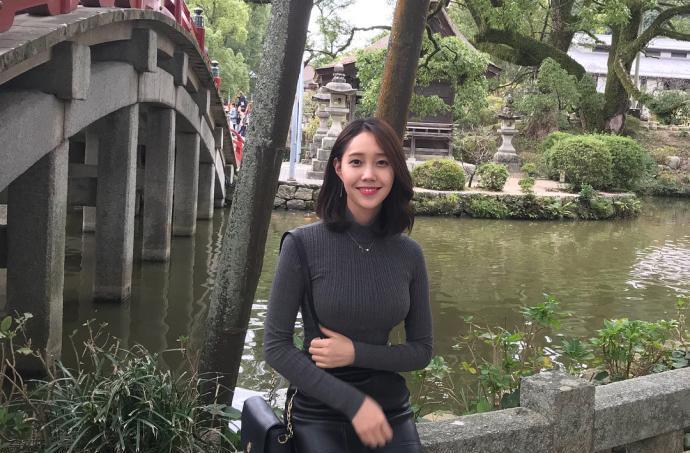 街拍皮裙,真正有料的美女都不屑于露肉昏迷不醒视频美女图片