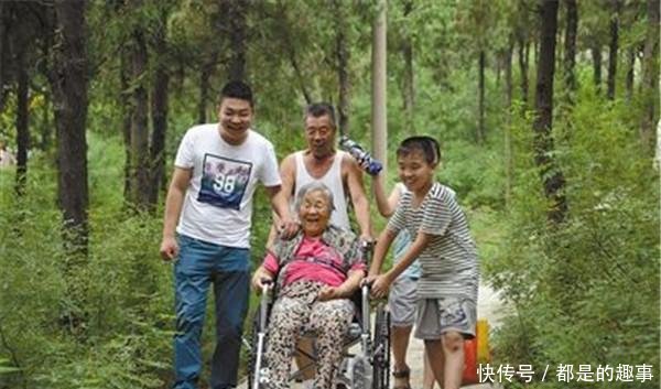 久病床前有孝子,山西男子照顾瘫痪母亲,长达4