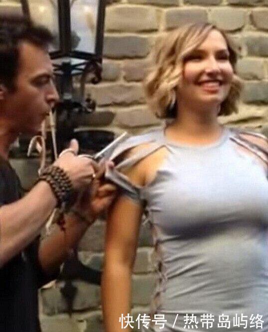 国外男子当街剪开美女衣服,路人停足观看默不作声