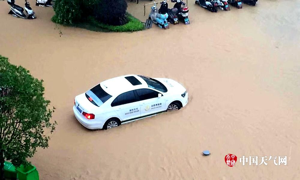 广西强降雨导致内涝严重 两小时降雨达130毫米