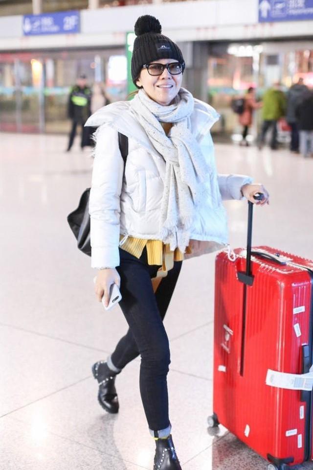 闫妮素颜现身机场,简直是女明星机场照的一股