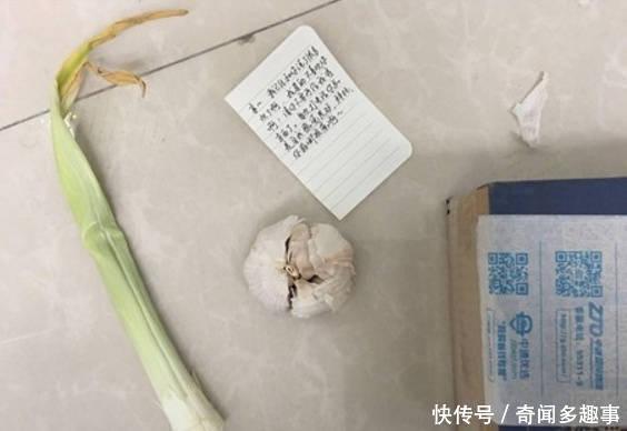 男子为追回前女友每周写一份情书，女孩寄给他一包裹，打开后懵了