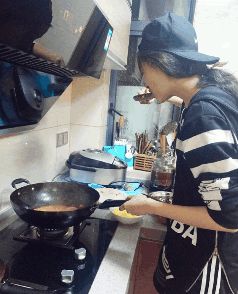 关晓彤时隔一年再晒下厨照，贤妻良母范十足的她被赞有教养又朴实