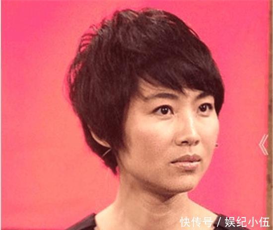 44岁央视主播康辉的妻子刘雅洁近照