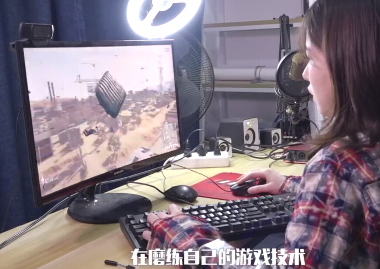 卡卡回归斗鱼将直播吃鸡 拍视频称曾经是青涩