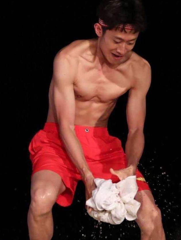 看着显瘦，脱衣有肉的男明星，张一山深藏不露
