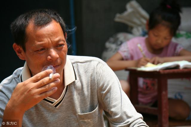 妈去世爸打工每月寄三千,却五年未回,顺着地址找去,我失声痛哭