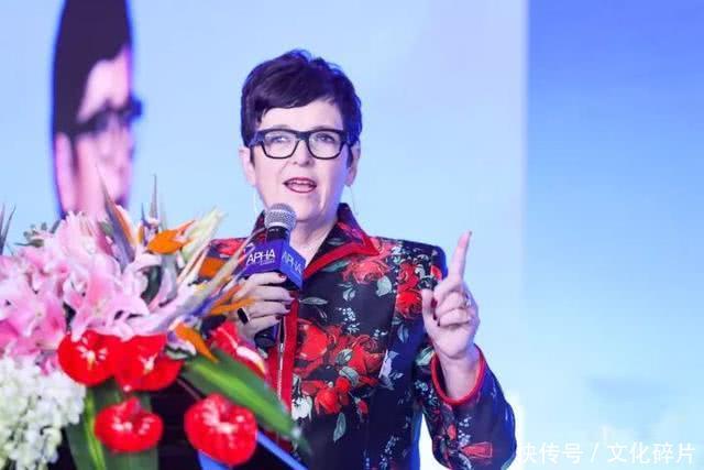 总理出国访问,女部长召开秘密会议罢免他,成为该国首任女总理!