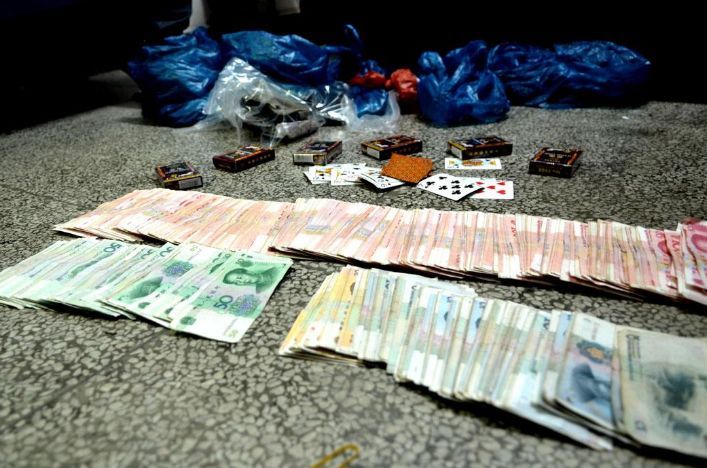 男子沉迷于赌博欠女老板十万元,提出用同居偿