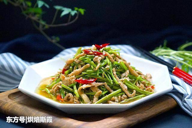 美食推荐:双椒炒鱿鱼须，芦蒿炒肉丝，生汆丸子汤，蒜薹香干