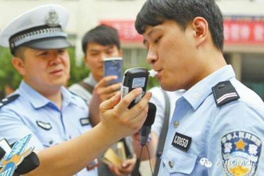 吹气醉驾93!没抽血交警放人放车扣证第二天处