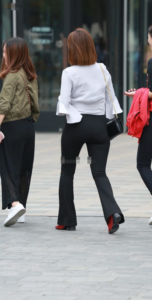 时尚美女黑色紧身裤搭配白色上衣,修身的装扮