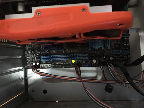 电脑屏幕没有显示,机箱里面有个黄灯亮,请问怎