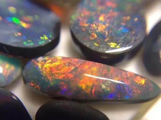 这种宝石比钻石还卖得贵,澳大利亚将它誉为国石