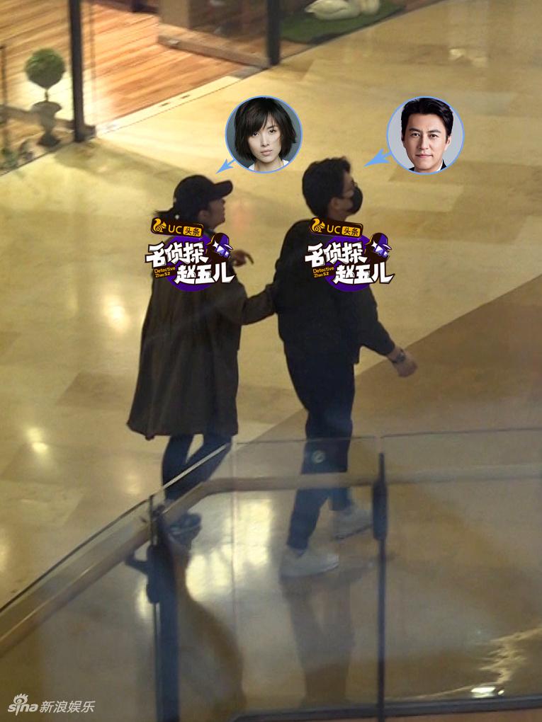 靳东牵手妻子甜蜜逛街 蹲地哄儿子满脸宠溺