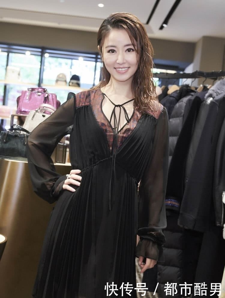 林心如的湿发造型太有范了!跟刚洗头发没吹干