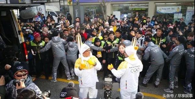 成龙在海外有多火?当韩国火炬手,粉丝太热情保