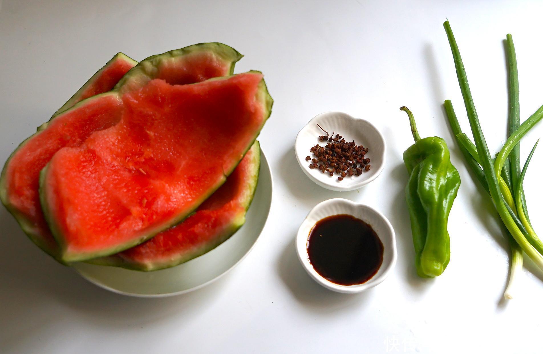 西瓜皮别再扔了,这么好的宝贝做成下饭菜,多吃