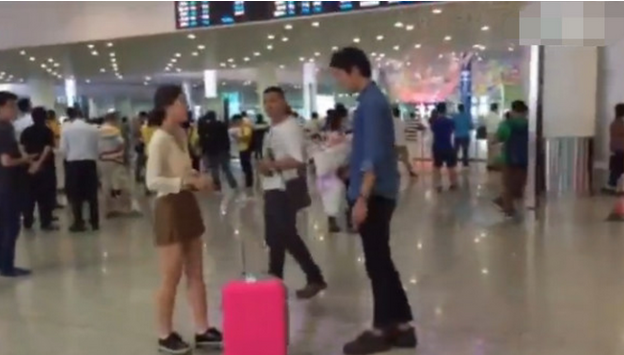 女子整容回来整成网红脸,她老公接机看到后当场扇了她一巴掌!
